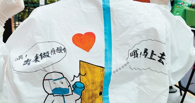 深圳“大白”背面绘制做核酸公益广告