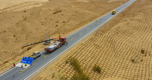 新疆第三条沙漠公路即将建成通车