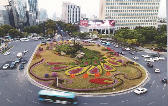 南京鼓楼广场中心环岛被鲜花和花球扮靓