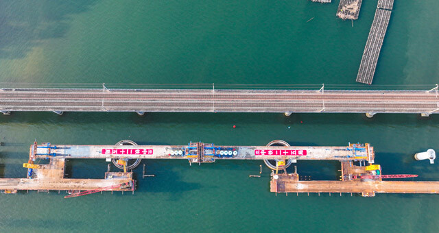 南防铁路钦防二线茅岭江特大桥连续梁顺利合龙