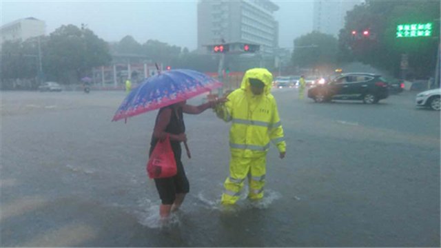 网人网事:暴雨中的感人瞬间