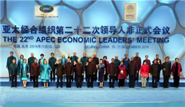 APEC领导人着特色服装合影