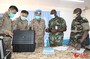 核查官对第九批赴马里维和医疗分队防卫装备性能进行现场评估。