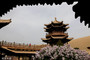 2022年4月10日，游客在甘肃省敦煌市鸣沙山月牙泉景区游览。