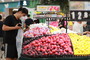 8月1日，在兰州市城关区北京华联超市东方红广场店，市民在选购水果。